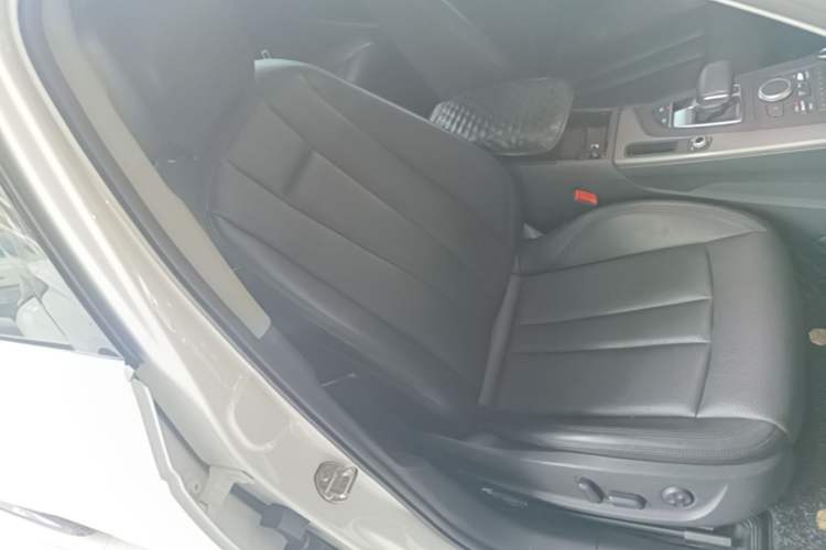 Used Audi A4L 2019 40 TFSI Ambition China VI Right Front Seat