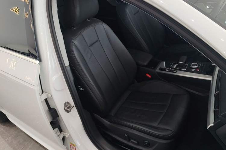 Used Audi A4L 2019 40 TFSI Fashion Edition China VI Emission Standard Right Front Seat
