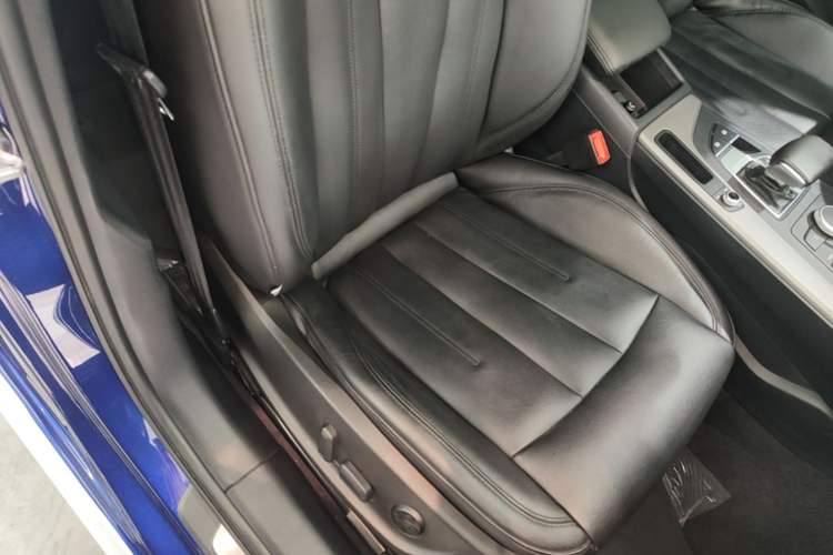 Used Audi A4L 2019 40 TFSI Ambition China VI Right Front Seat