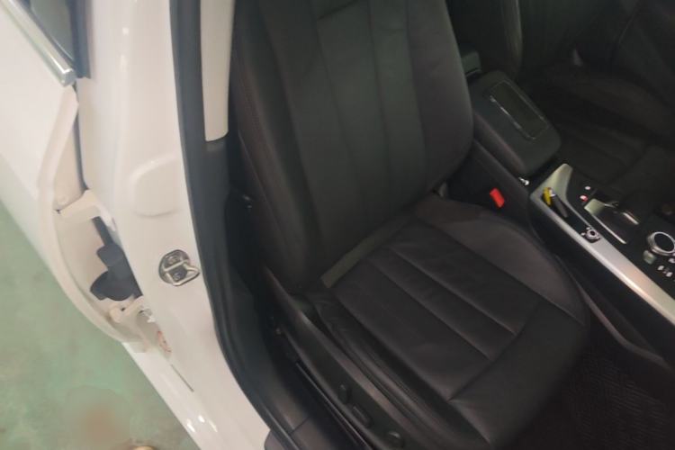 Used Audi A4L 2019 40 TFSI Fashion Edition China VI Emission Standard Right Front Seat