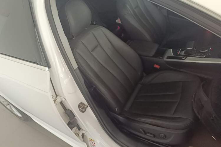 Used Audi A4L 2019 40 TFSI Ambition China VI Right Front Seat