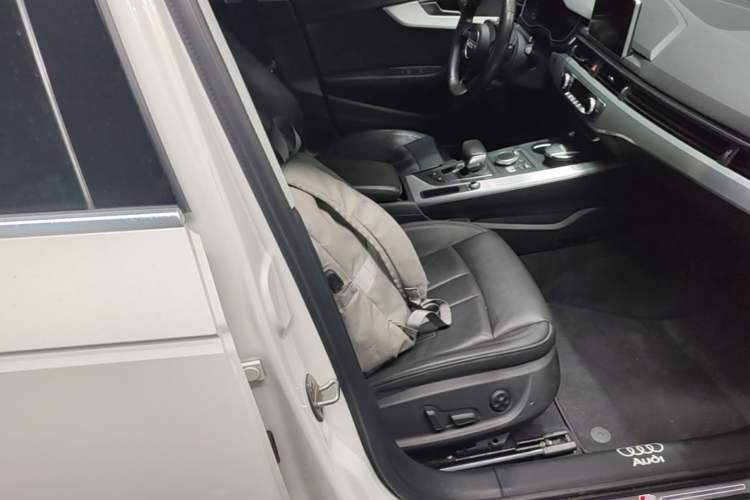 Used Audi A4L 2019 40 TFSI Fashion Edition China VI Emission Standard Right Front Seat