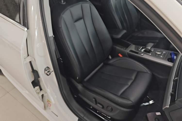 Used Audi A4L 2019 40 TFSI Ambition China VI Right Front Seat