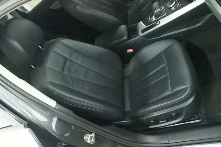 Used Audi A4L 2019 40 TFSI Fashion Edition China VI Emission Standard Right Front Seat