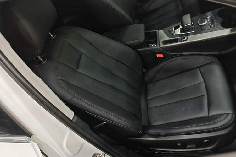 Used Audi A4L 2019 40 TFSI Ambition China VI Right Front Seat