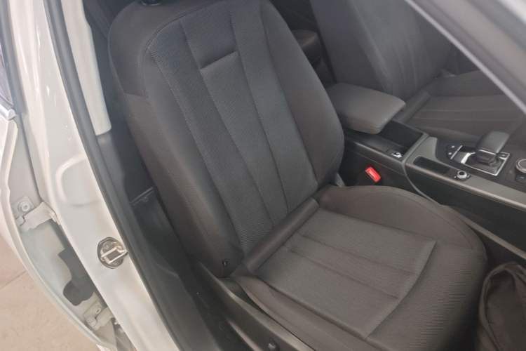 Used Audi A4L 2019 40 TFSI Ambition China VI Right Front Seat