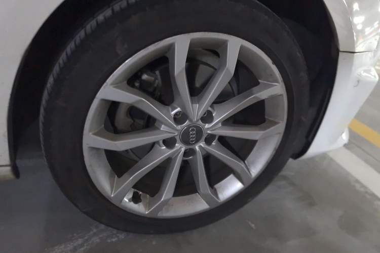 Used Audi A4L 2019 40 TFSI Fashion Edition China VI Emission Standard Right Front Wheel Hub
