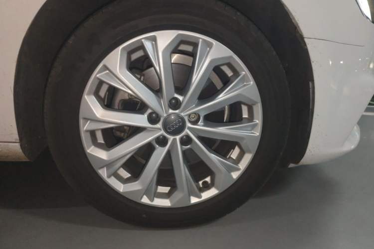 Used Audi A4L 2019 40 TFSI Ambition China VI Right Front Wheel Hub