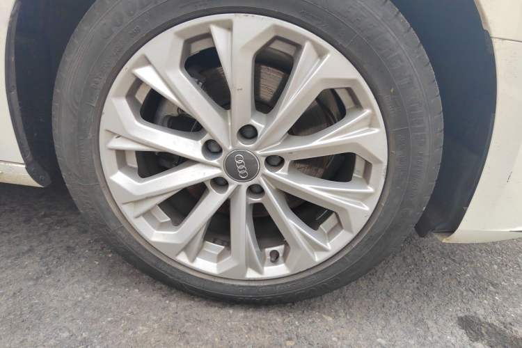 Used Audi A4L 2019 40 TFSI Ambition Version China V Right Front Wheel Hub
