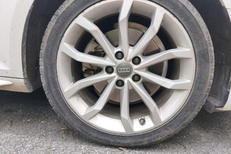 Used Audi A4L 2019 40 TFSI Fashion Version China V Right Front Wheel Hub