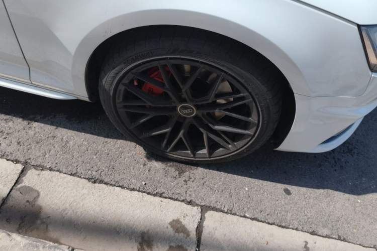 Used Audi A4L 2019 45 TFSI quattro Individual Sport Edition China V Right Front Wheel Hub