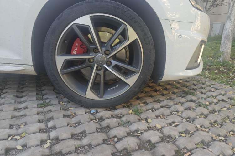 Used Audi A4L 2019 40 TFSI Fashion Version China V Right Front Wheel Hub