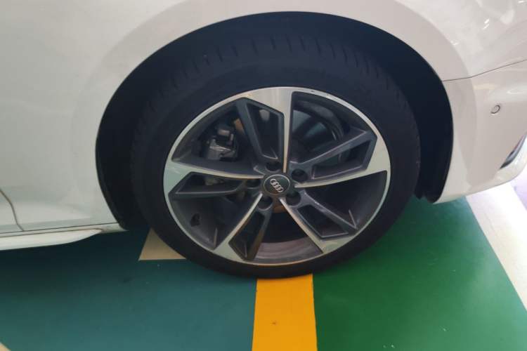 Used Audi A4L 2019 40 TFSI Sporty Version China VI Right Front Wheel Hub