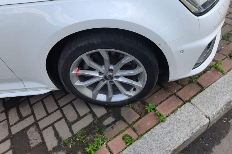 Used Audi A4L 2019 40 TFSI Fashion Version China V Right Front Wheel Hub