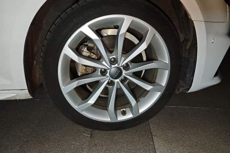 Used Audi A4L 2019 40 TFSI Fashion Edition China VI Emission Standard Right Front Wheel Hub