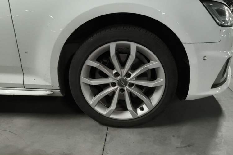 Used Audi A4L 2019 40 TFSI Fashion Edition China VI Emission Standard Right Front Wheel Hub