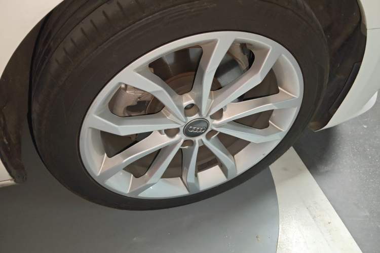 Used Audi A4L 2019 40 TFSI Fashion Edition China VI Emission Standard Right Front Wheel Hub