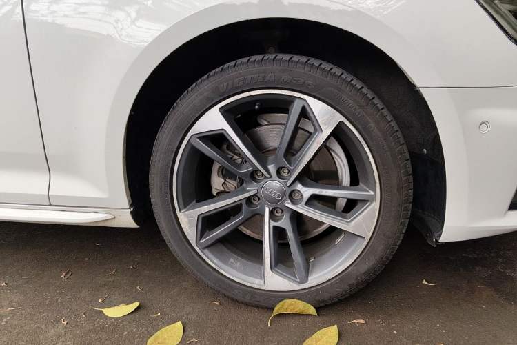Used Audi A4L 2019 40 TFSI Sporty Version China VI Right Front Wheel Hub
