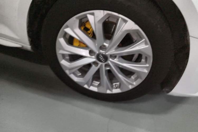 Used Audi A4L 2019 40 TFSI Ambition Version China V Right Front Wheel Hub