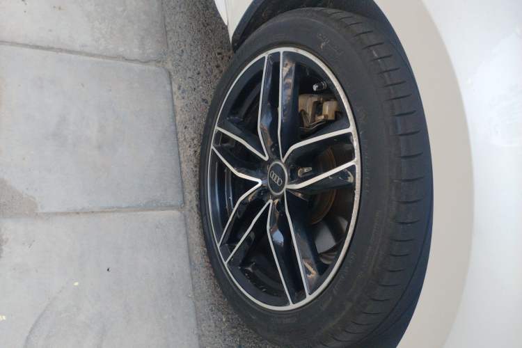 Used Audi A4L 2019 40 TFSI Fashion Version China V Right Front Wheel Hub