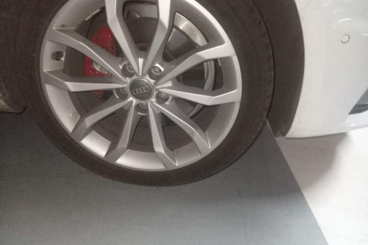 Used Audi A4L 2019 40 TFSI Fashion Edition China VI Emission Standard Right Front Wheel Hub
