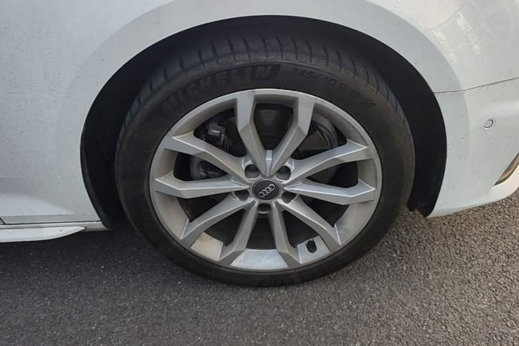 Used Audi A4L 2019 40 TFSI Fashion Version China V Right Front Wheel Hub