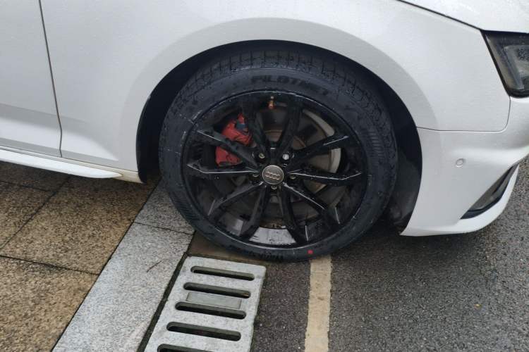 Used Audi A4L 2019 40 TFSI Fashion Version China V Right Front Wheel Hub