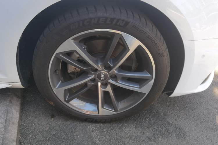 Used Audi A4L 2019 40 TFSI Fashion Edition China VI Emission Standard Right Front Wheel Hub