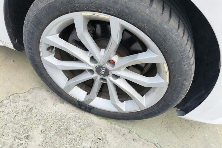 Used Audi A4L 2019 40 TFSI Fashion Version China V Right Front Wheel Hub