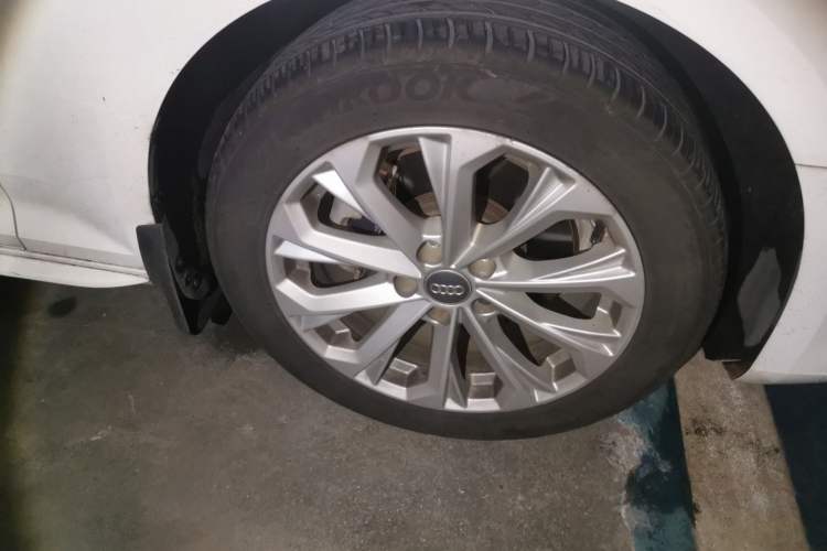 Used Audi A4L 2019 40 TFSI Ambition Version China V Right Front Wheel Hub
