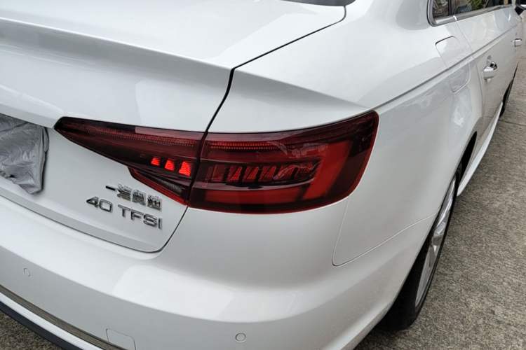 Used Audi A4L 2019 40 TFSI Ambition China VI Right Rear Taillight