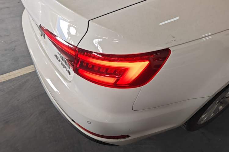 Used Audi A4L 2019 40 TFSI Ambition China VI Right Rear Taillight