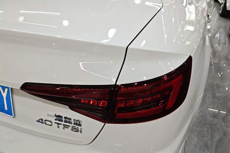 Used Audi A4L 2019 40 TFSI Ambition China VI Right Rear Taillight