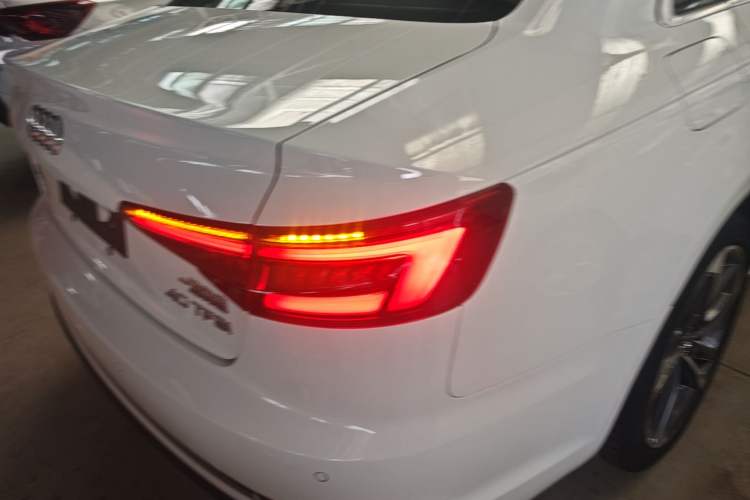 Used Audi A4L 2019 40 TFSI Ambition China VI Right Rear Taillight