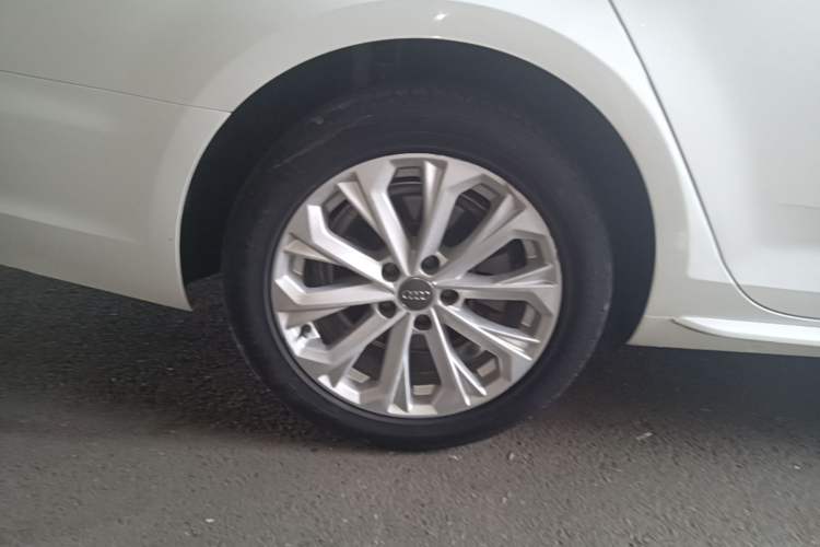 Used Audi A4L 2019 40 TFSI Ambition China VI Right Rear Wheel Hub