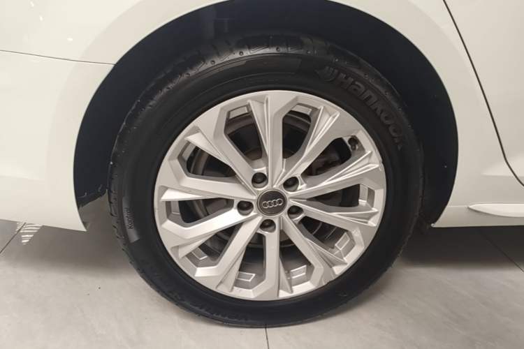 Used Audi A4L 2019 40 TFSI Ambition China VI Right Rear Wheel Hub