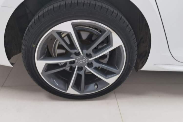 Used Audi A4L 2019 40 TFSI Sporty Version China VI Right Rear Wheel Hub
