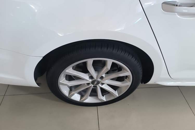 Used Audi A4L 2019 40 TFSI Ambition China VI Right Rear Wheel Hub