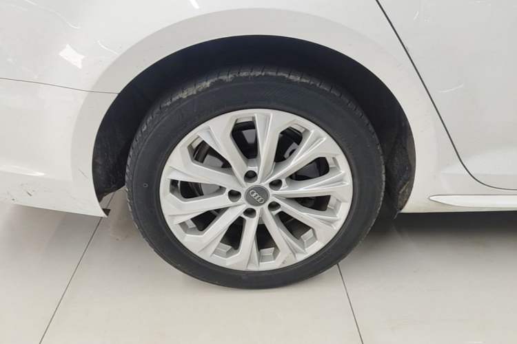 Used Audi A4L 2019 40 TFSI Ambition China VI Right Rear Wheel Hub