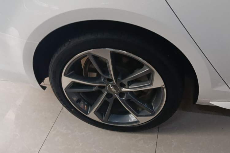 Used Audi A4L 2019 40 TFSI Ambition China VI Right Rear Wheel Hub