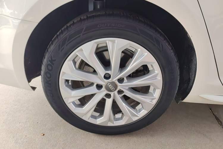 Used Audi A4L 2019 40 TFSI Ambition China VI Right Rear Wheel Hub
