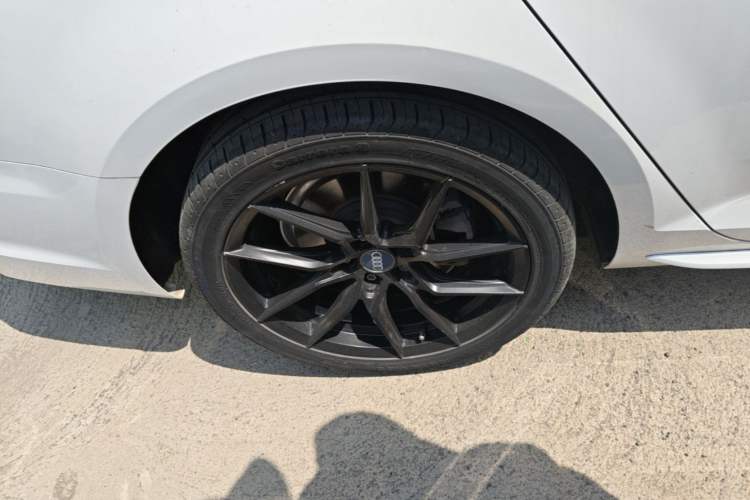 Used Audi A4L 2019 40 TFSI Ambition China VI Right Rear Wheel Hub