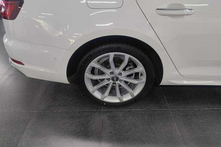 Used Audi A4L 2019 40 TFSI Fashion Edition China VI Emission Standard Right Rear Wheel Hub