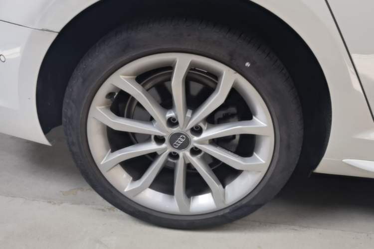 Used Audi A4L 2019 40 TFSI Fashion Edition China VI Emission Standard Right Rear Wheel Hub