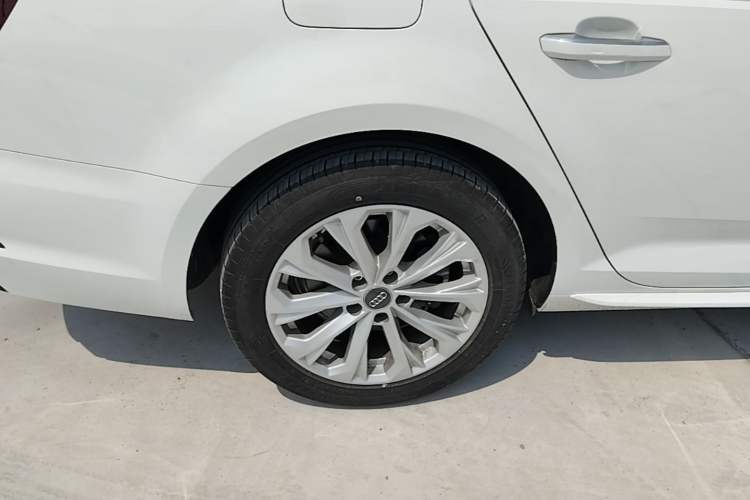 Used Audi A4L 2019 40 TFSI Ambition China VI Right Rear Wheel Hub