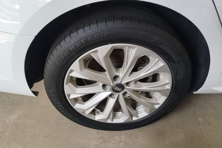 Used Audi A4L 2019 40 TFSI Ambition China VI Right Rear Wheel Hub