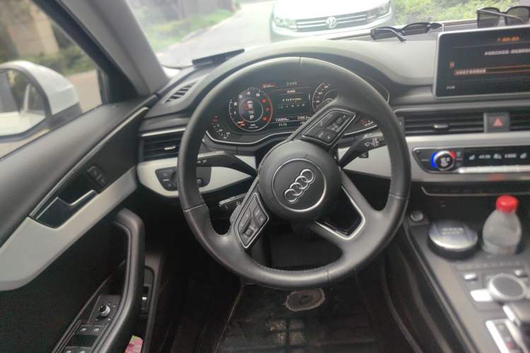 Used Audi A4L 2019 40 TFSI Fashion Edition China VI Emission Standard Steering Wheel