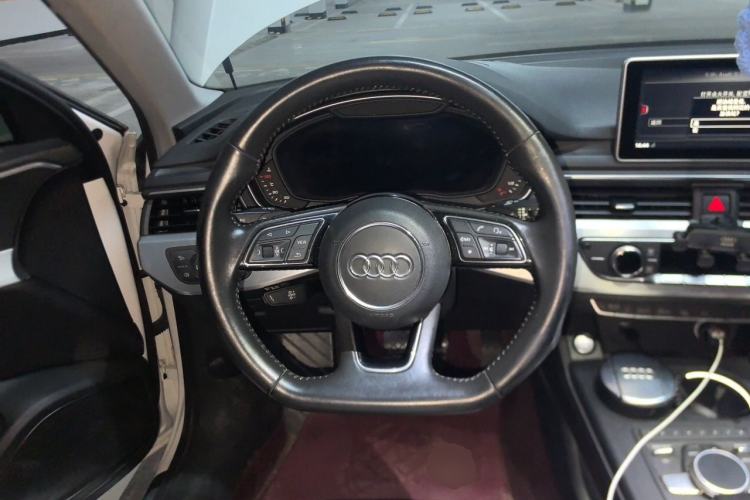 Used Audi A4L 2019 40 TFSI Fashion Edition China VI Emission Standard Steering Wheel