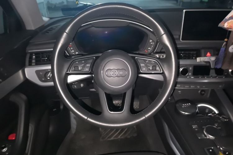 Used Audi A4L 2019 40 TFSI Fashion Edition China VI Emission Standard Steering Wheel
