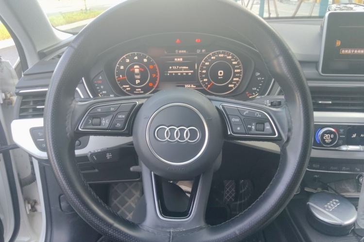 Used Audi A4L 2019 40 TFSI Fashion Edition China VI Emission Standard Steering Wheel